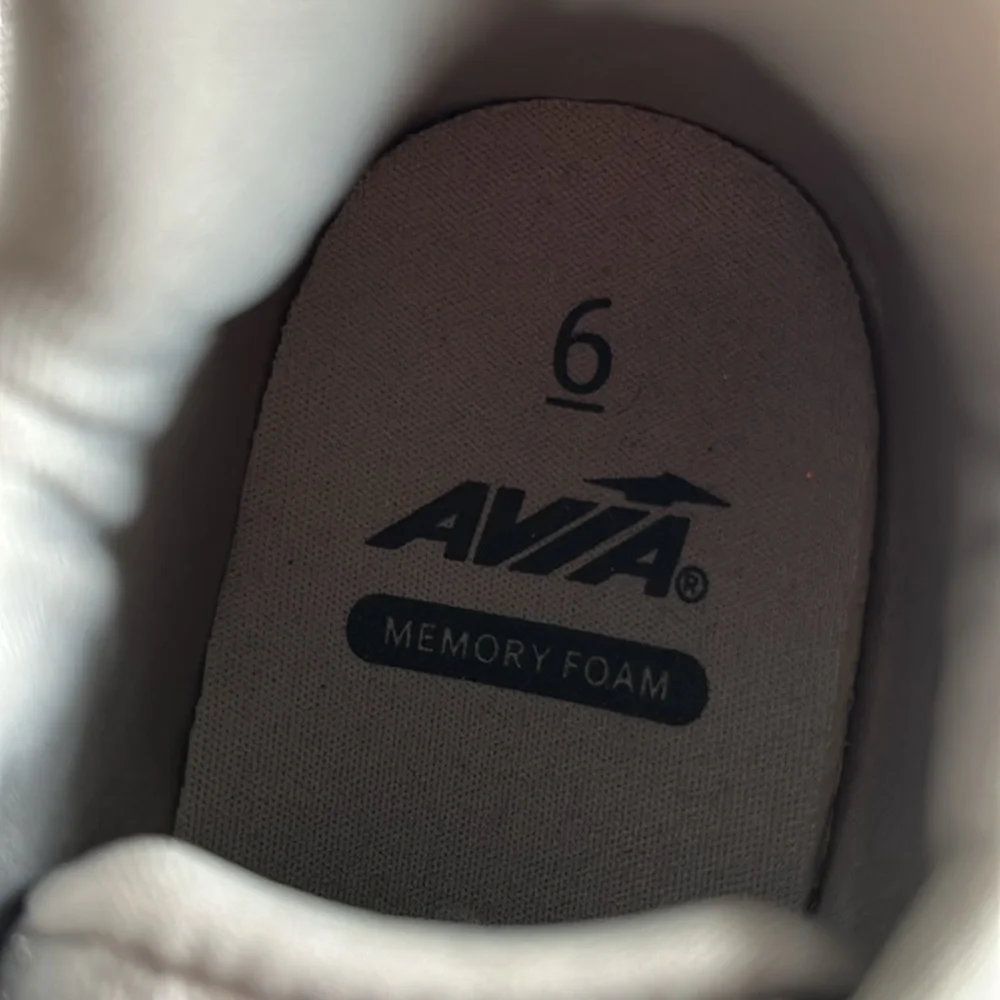 Girls sneakers size 6. - Picture 4 of 6